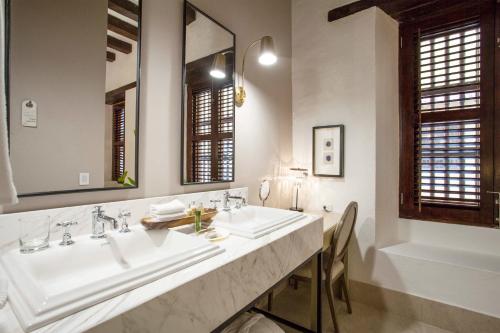 baño con 2 lavabos y espejo grande en Casa Gastelbondo, en Cartagena de Indias