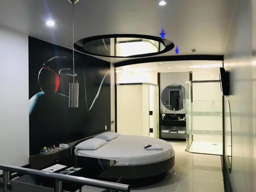 ein Krankenhauszimmer mit einem Bett und einem Spiegel in der Unterkunft Euro Motel (Only Adults) in Viracopos