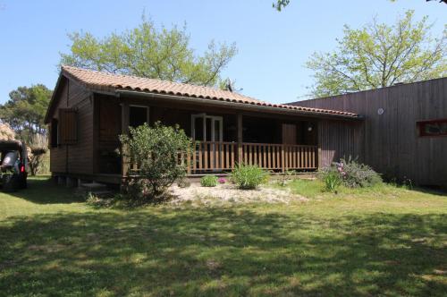 Gallery image of Chalet 4 personnes avec piscine privative in Andernos-les-Bains