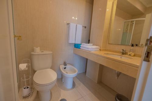 Ένα μπάνιο στο Apartments Madeira