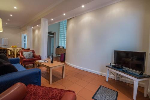 Μια τηλεόραση ή/και κέντρο ψυχαγωγίας στο Apartments Madeira