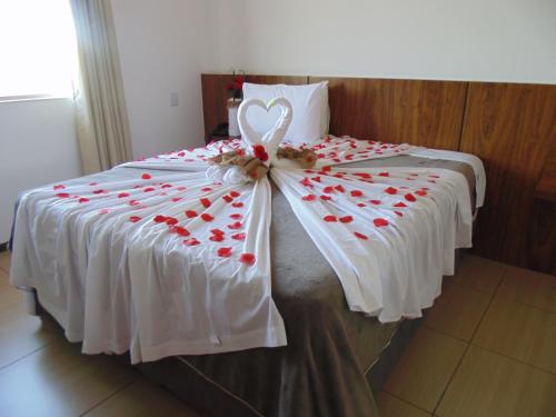 Postel nebo postele na pokoji v ubytování Cyrilo's Palace Hotel