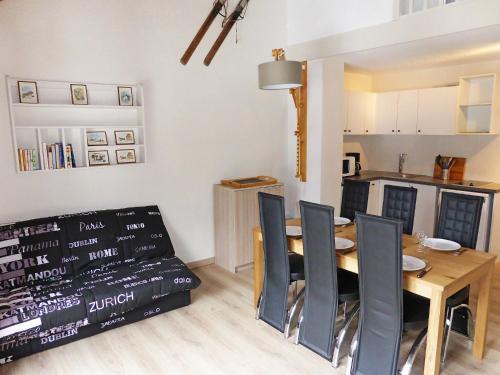 une cuisine et une salle à manger avec une table et des chaises dans l'établissement Apartment La Borgia A- B- C-10 by Interhome, aux Contamines-Montjoie