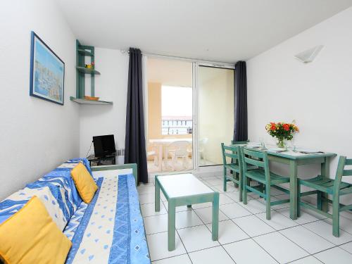 un salon avec un canapé et une table dans l'établissement Apartment La Palme d'Or-12 by Interhome, au Cap d'Agde