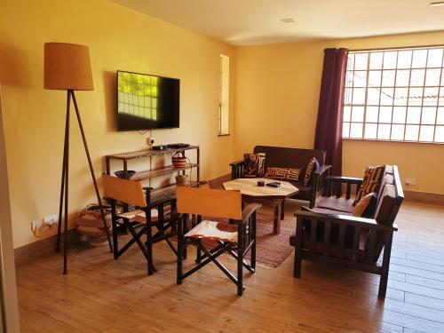 TV a/nebo společenská místnost v ubytování Acacia Tree Lodge