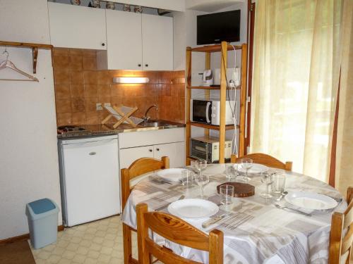 - une cuisine avec une table et des verres dans l'établissement Apartment La Borgia A- B- C-1 by Interhome, aux Contamines-Montjoie