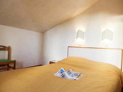 - une chambre avec un lit et 2 magazines dans l'établissement Apartment Les Coteaux de la Nartelle-15 by Interhome, à Sainte-Maxime