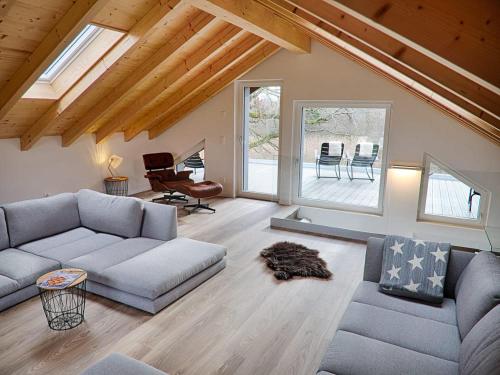 ein Wohnzimmer mit einem Sofa und einem Tisch in der Unterkunft Swiss Lake Lodge in Noville