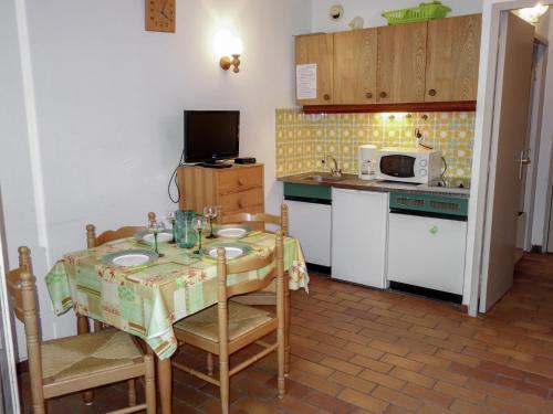 Η κουζίνα ή μικρή κουζίνα στο Apartment Les Aigues Marines-19 by Interhome