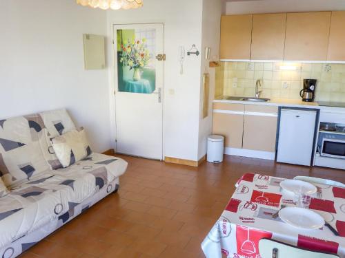 un salon avec un canapé et une cuisine dans l'établissement Apartment Les Marines de Port Canet by Interhome, à Canet