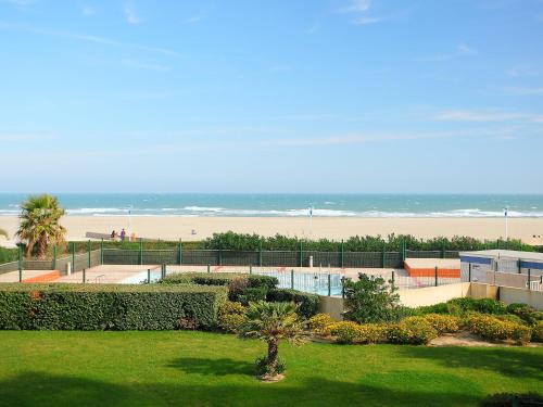 - un parc avec vue sur la plage dans l'établissement Apartment Grand Sud-4 by Interhome, à Canet