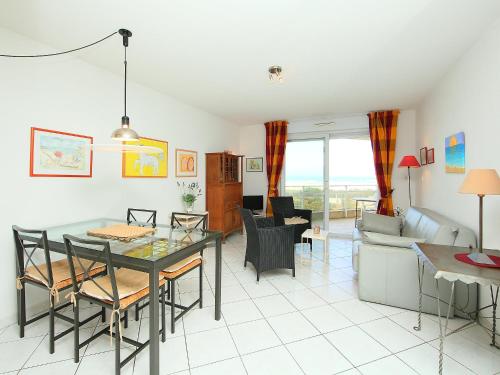 une salle à manger et un salon avec une table et des chaises dans l'établissement Apartment Grand Sud-4 by Interhome, à Canet