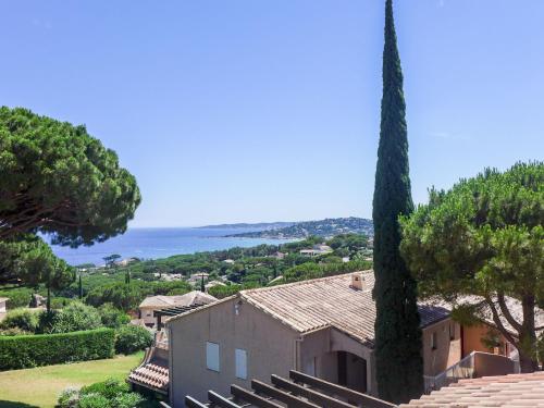 - une vue sur une maison avec un arbre dans l'établissement Apartment Les Coteaux de la Nartelle-15 by Interhome, à Sainte-Maxime