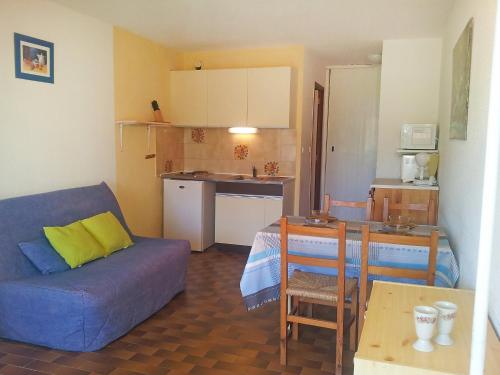 un petit salon avec un canapé et une cuisine dans l'établissement Apartment Mykonos-1 by Interhome, à Port-Leucate