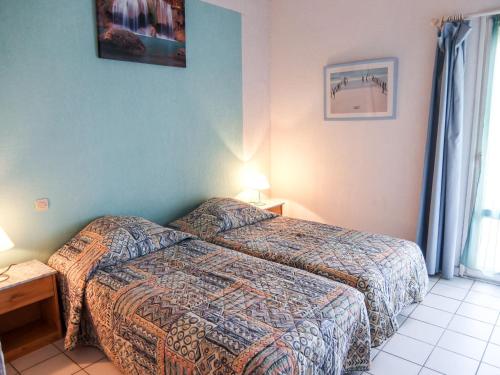 Habitación de hotel con cama y mesa en Apartment Les Golfes Clairs by Interhome, en Plage dʼArgelès