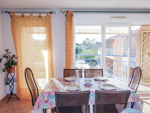une salle à manger avec une table et des chaises dans l'établissement Apartment Le Stadium-5 by Interhome, à Saint-Cyr-sur-Mer