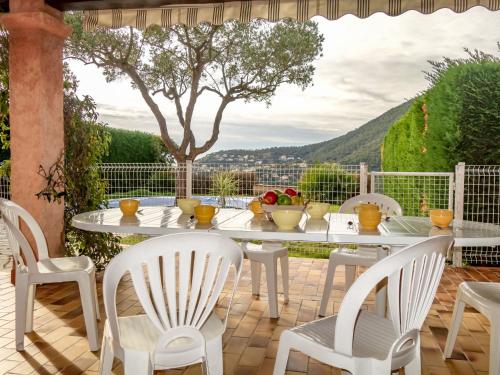 une table et des chaises sur une terrasse avec vue dans l'établissement Holiday Home Le Cap by Interhome, à Cavalaire-sur-Mer
