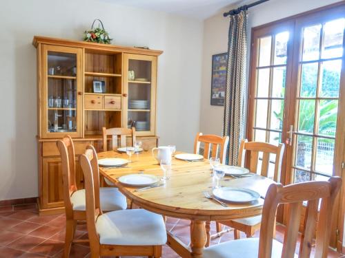- une salle à manger avec une table et des chaises en bois dans l'établissement Holiday Home Le Cap by Interhome, à Cavalaire-sur-Mer