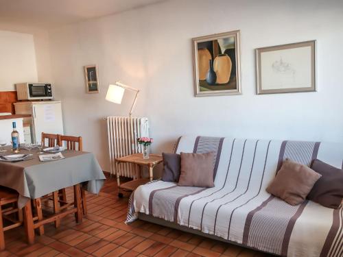 un salon avec un canapé et une table dans l'établissement Apartment Les Voiliers by Interhome, à Grimaud