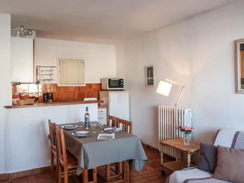 un salon avec une table et une cuisine dans l'établissement Apartment Les Voiliers by Interhome, à Grimaud
