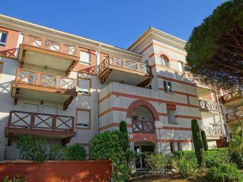 un immeuble d'appartements avec balcon et arbres dans l'établissement Apartment Port Quiétude-4 by Interhome, à Fréjus