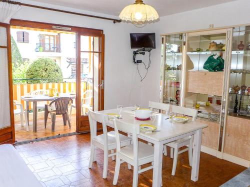 Un restaurante o sitio para comer en Apartment Provence Village-1 by Interhome