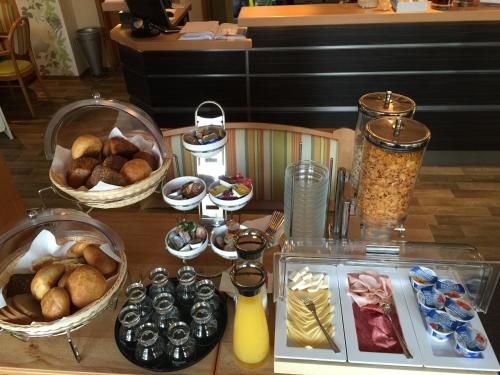 a table topped with baskets of different types of food at Neumanns Waldschänke in Soltau
