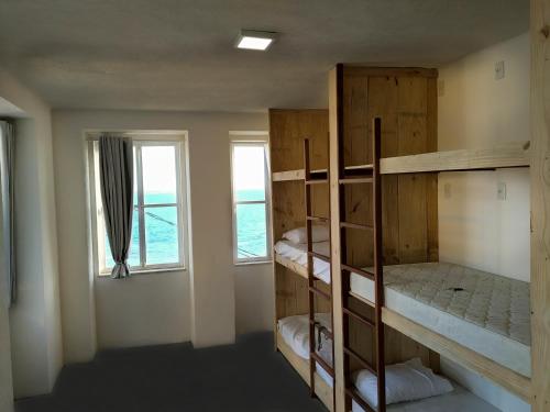 Cette chambre dispose de lits superposés et d'une fenêtre. dans l'établissement Mar à Vista Hostel, à Salvador