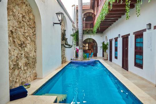 una piscina en medio de una casa en Cartagena Legends, en Cartagena de Indias