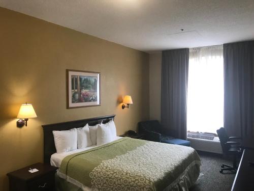 Postel nebo postele na pokoji v ubytování Days Inn & Suites by Wyndham Tucker/Northlake