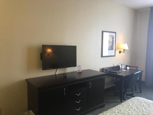 TV a/nebo společenská místnost v ubytování Days Inn & Suites by Wyndham Tucker/Northlake