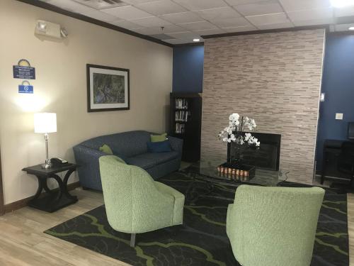 Posezení v ubytování Days Inn & Suites by Wyndham Tucker/Northlake
