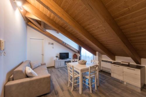 ein Wohnzimmer mit Sofa und Tisch in der Unterkunft ALICE HOME in Turin