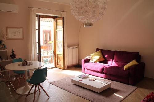 パレルモにあるCasa Cécile ( centro storico)の紫色のソファとテーブル付きのリビングルーム