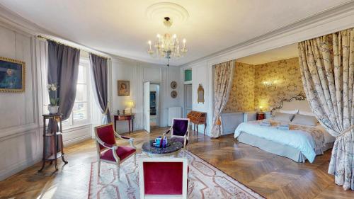 1 dormitorio con 1 cama, mesa y sillas en Castel Saint-Léonard, en Falaise