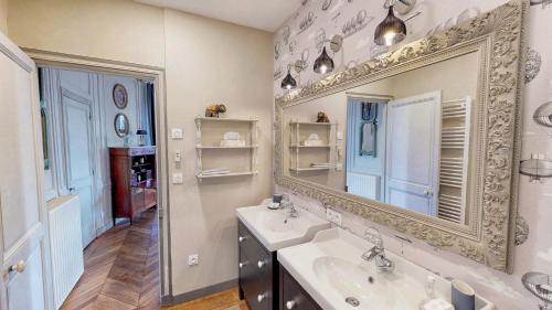 Bathroom sa Castel Saint-Léonard