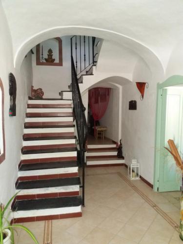 a stairway in a house with a black and white staircase at Il Nespolo in Modolo