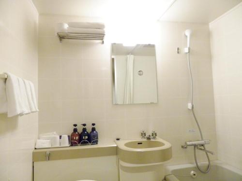 y baño con lavabo, aseo y espejo. en Yonezawa - Hotel / Vacation STAY 14344, en Yonezawa