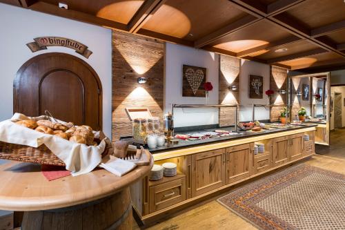 uma cozinha com um contador de aasteryasteryasteryasteryasteryasteryasteryasteryastery em Gasthaus Hotel Oberwirt em Ebbs