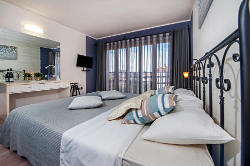 um quarto com 2 camas e uma janela em Guesthouse Bellavista em Rovinj