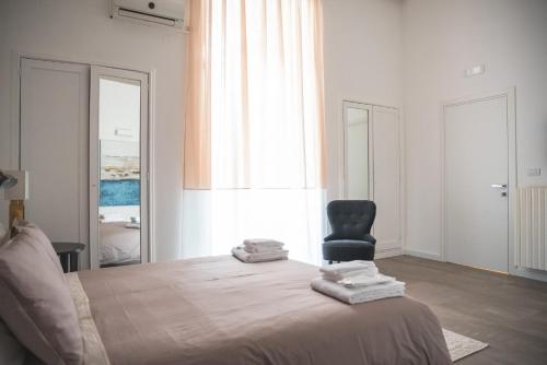 sypialnia z łóżkiem z krzesłem w obiekcie Fourooms - Bari Sparano w mieście Bari