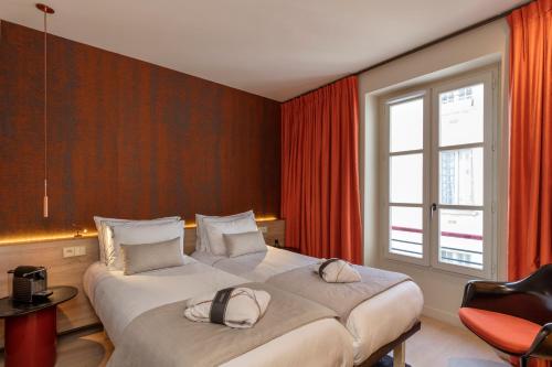 Кровать или кровати в номере Hôtel de Lille - Saint-Germain des Près