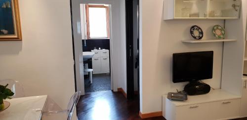 een kamer met een televisie en een woonkamer bij Casa Vacanze LELUPE in Sant'Agnello