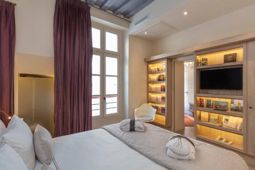 Hôtel de Lille - Saint-Germain des Prèsにあるベッド