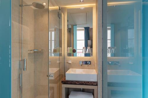 Hôtel de Lille - Saint-Germain des Prèsにあるバスルーム