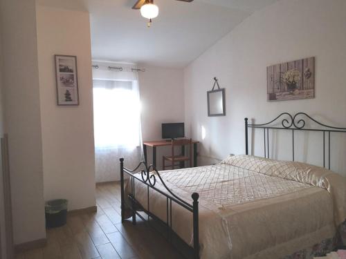 - une chambre avec un lit, une fenêtre et un bureau dans l'établissement Affittacamere Bella Treccia, à Cannara