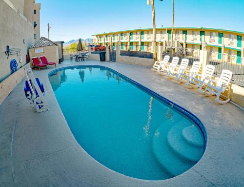 una gran piscina con sillas y un hotel en Windsor Inn Lake Havasu City, en Lake Havasu City