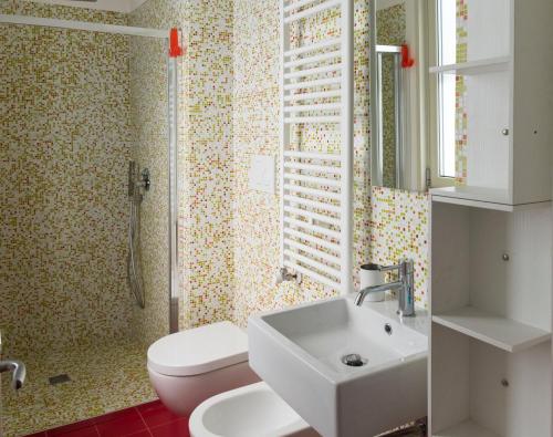 bagno con lavandino bianco e servizi igienici di La Casa di Abbi a Lecce