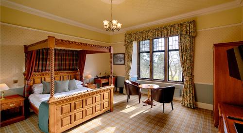 Llit o llits en una habitació de Kincraig Castle Hotel