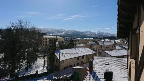 a view of a city with snow covered roofs at Artesano I y III in Navarredonda de Gredos